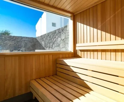 Sauna con vistas al exterior de las instalaciones de spa del hotel.