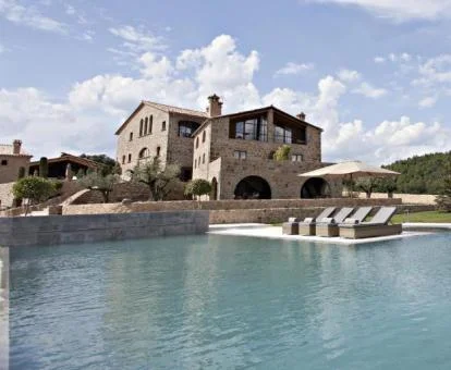 Fabuloso hotel con una gran piscina rodeado de naturaleza.