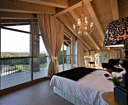 Una de las amplias habitaciones con terraza y hermosas vistas de este hotel boutique.