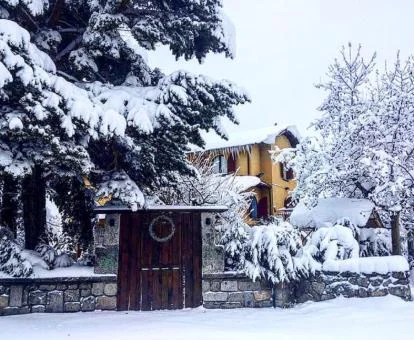 Edificio de este acogedor hotel rural en un tranquilo entorno nevado.