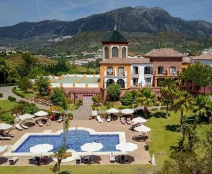 Hotel con encanto con amplios jardines y piscina exterior.