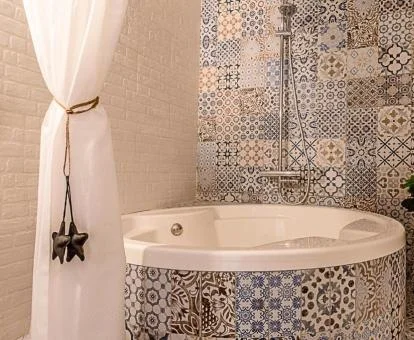 Amplio jacuzzi privado del apartamento de un dormitorio.