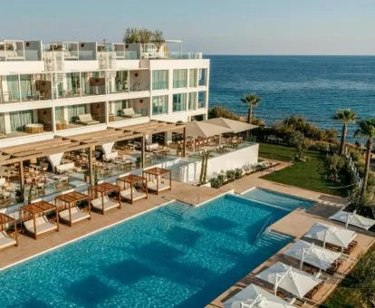 Precioso hotel de cinco estrellas y solo para adultos que se encuentra junto al mar.