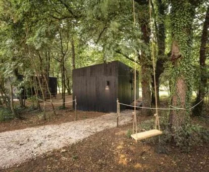 Preciosas cabañas de madera en medio de la naturaleza de este establecimiento rural.