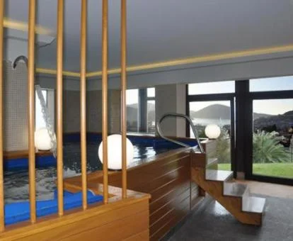 Zona de bienestar del hotel con piscina de hidroterapia y jacuzzi.