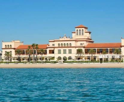 Espectacular edificio de este hotel con encanto junto al mar.