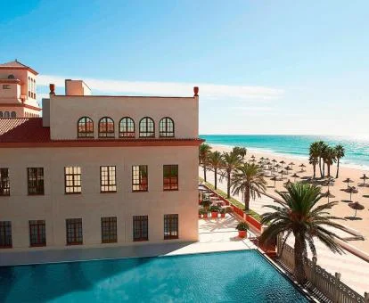 Encantador hotel con piscina a pie de playa.