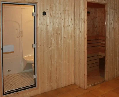 Instalaciones del acogedor centro de bienestar del hotel.