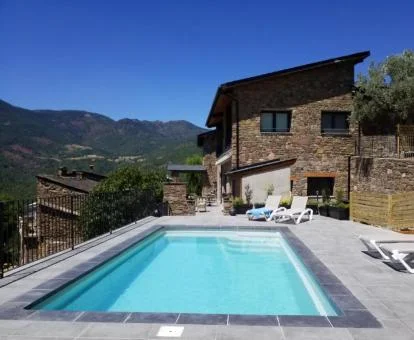 Edificio de este hotel boutique con terraza solarium y piscina con hermosas vistas.