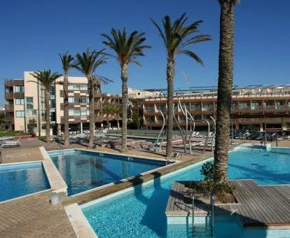 Hotel con encanto con amplias zonas exteriores y piscinas.