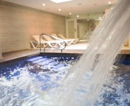 Piscina cubierta con zona de relajación del spa.