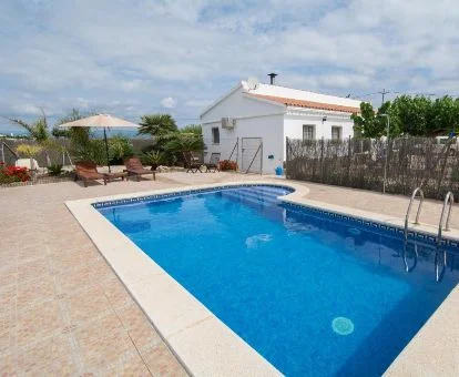 Hermosa casa rural independiente con piscina privada y amplia zona exterior.