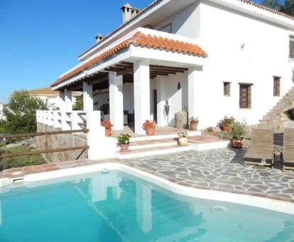 Zona exterior de este apartamento independiente con piscina privada.