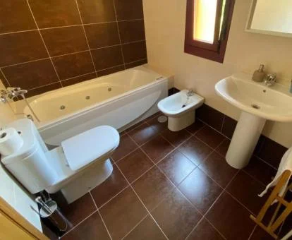 Baño con bañera de hidromasaje privada de este acogedor apartamento independiente.