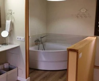 Amplio jacuzzi privado de uno de los apartamentos de un dormitorio del establecimiento.