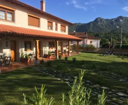 Establecimiento rural rodeado de amplios jardines.