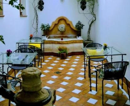 Acogedor patio interior con mobiliario de este coqueto hotel.