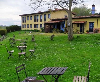 Precioso hotel rural con grandes jardines.