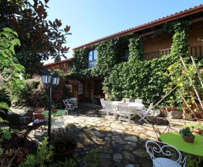Edificio rodeadod e vegetación de este coqueto hotel boutique rural.