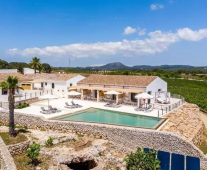 Vista panorámica de este precioso agroturismo con piscina.