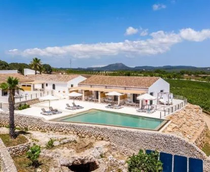 Agroturismo con piscina al aire libre rodeado de vegetación ideal para disfrutar de la naturaleza.