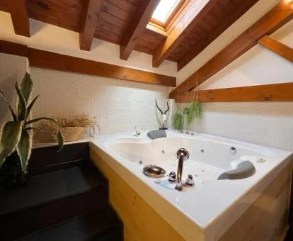 Amplia bañera de hidromasaje privada de este precioso apartamento rural.