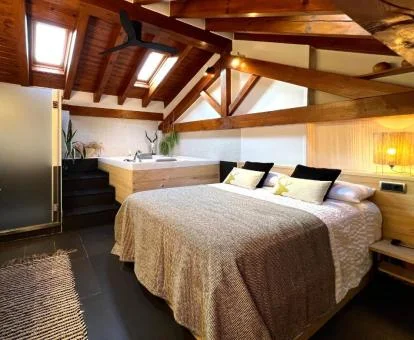 Dormitorio con bañera de hidromasaje privada de este precioso apartamento.