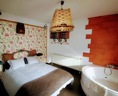 Dormitorio con bañera de hidromasaje privada de esta casa rural.
