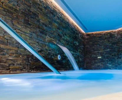 Piscina cubierta con chorros del spa.