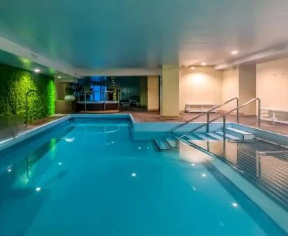Gran piscina interior del spa del hotel.