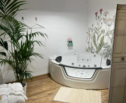 Zona de bienestar privada con jacuzzi de este coqueto loft para parejas.