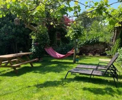 Precioso jardín amueblado de esta coqueta casa independiente.