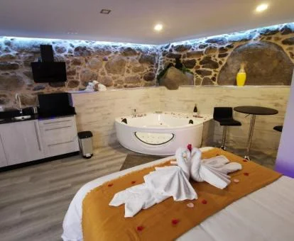 Dormitorio con jacuzzi privado junto a la cama de este coqueto loft.