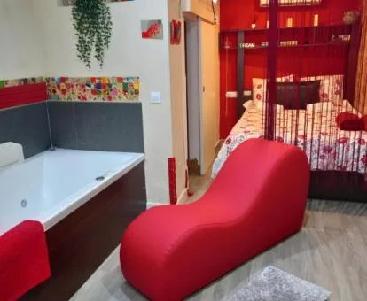 Dormitorio de este precioso loft para parejas con jacuzzi y sofá tantra.