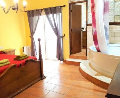Dormitorio con bañera de hidromasaje privada junto a la cama de este apartamento independiente.