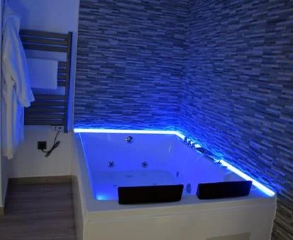 Amplio jacuzzi privado del apartamento de un dormitorio de este establecimiento.