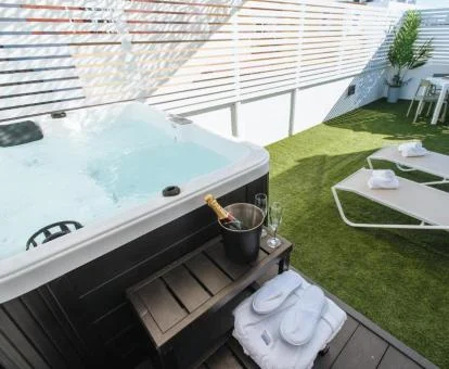 Fabulosa terraza privada con un gran jacuzzi al aire libre del apartamento suite de este establecimiento.