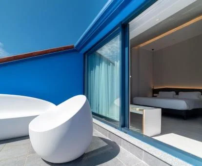 Una de las modernas habitaciones dobles con terraza amueblada de este hotel boutique.