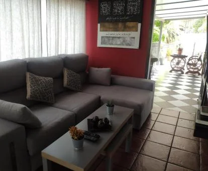 Interior de esta casa rural con acceso directo a la terraza.