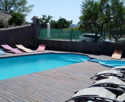 Zona exterior con piscina y tumbonas del hotel.
