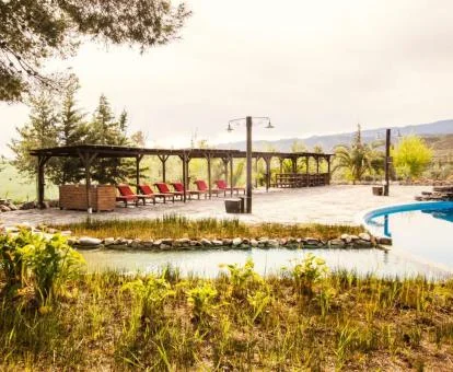 Preciosa zona exterior con jardines y piscina de este establecimiento rural.