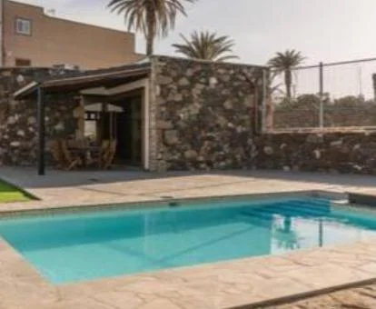 Zona exterior con piscina privada de esta casa independiente.