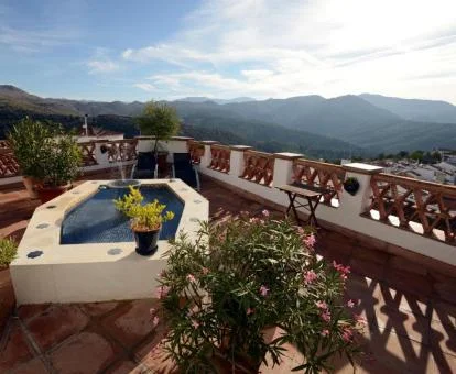 Terraza con vistas a las montañas de este alojamiento rural.