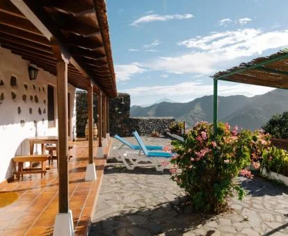 Casa rural independiente con zona exterior privada y vistas a las montañas.