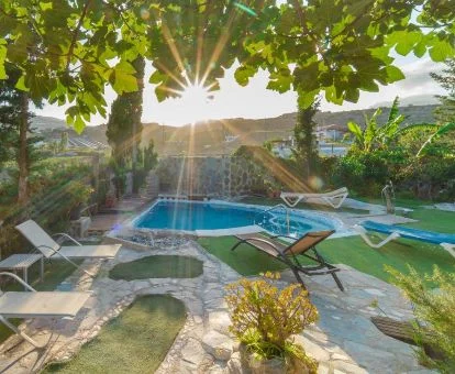Hermosa zona exterior con piscina, mobiliario y vistas al campo de esta casa rural independiente.