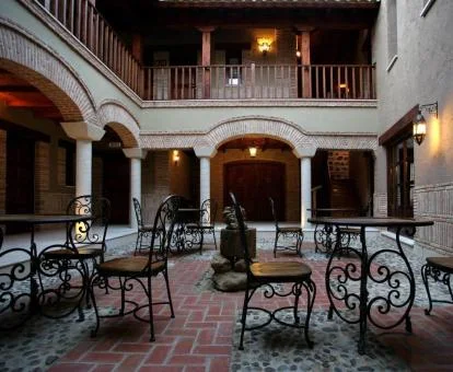 Bello patio interior con comedor de este hotel rural.