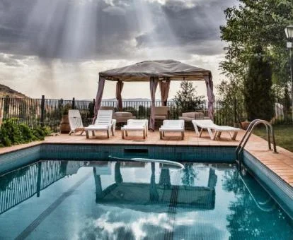 Piscina exterior rodeada de jardines de este precioso complejo rural.