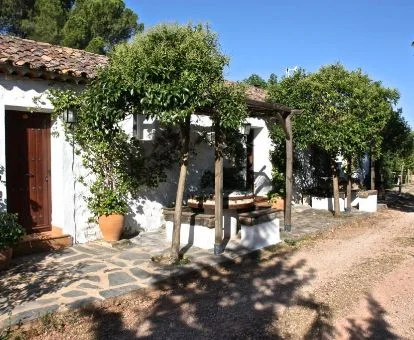 Casas rurales de estilo tradicional con entrada privada de este cortijo.