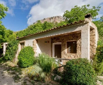 Una de las coquetas casas independientes rodeada de naturaleza de este complejo rural.