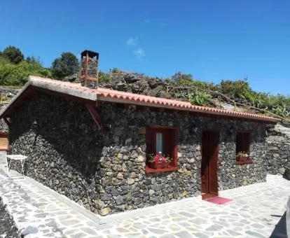 Una de las casas rurales de este establecimiento en un tranquilo entorno natural.
